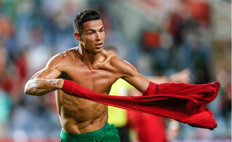 Ronaldo&nbsp;bạo chi để có được những thiết bị máy móc tối tân giúp anh duy trì vóc dáng và thể lực mà nhiều thanh niên vẫn còn thua xa