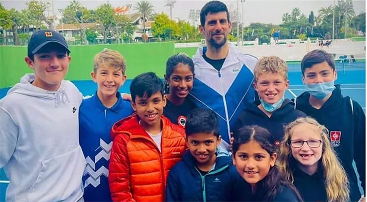 Djokovic chụp ảnh kỷ niệm cùng các fan nhí ở CLB quần vợt Puente Romano tại Marbella