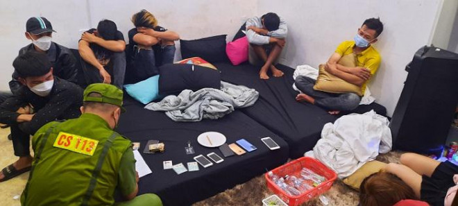15 thanh niên nam, nữ tụ tập trong khách sạn chơi ma túy Ảnh: Công an Quảng Nam