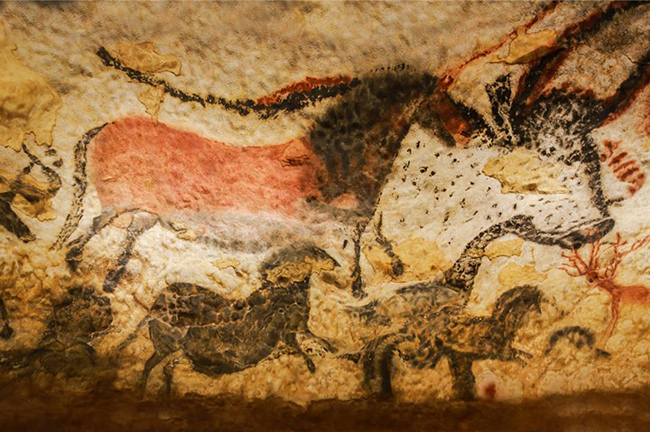 Lascaux, Montignac, Pháp: Hàng trăm du khách đến thăm các hang động thời tiền sử ở Lascaux, vùng Dordogne của Pháp mỗi ngày đã gây ra thiệt hại không thể bù đắp nổi cho khoảng 600 bức tranh trong hang động này.&nbsp;
