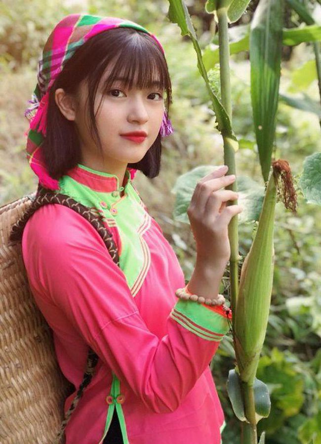 Lương Thị Hương Ly (sinh năm 2000 tại Lào Cai) nổi tiếng trên MXH nhờ hình ảnh diện trang phục dân tộc.
