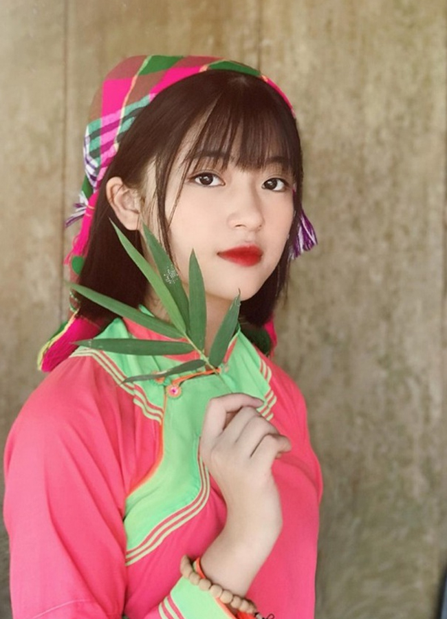 Hương Ly là cô gái dân tộc Giáy, sở hữu nét đẹp trong sáng, đáng yêu với đường nét khuôn mặt xinh xắn, đôi mắt to tròn ấn tượng.
