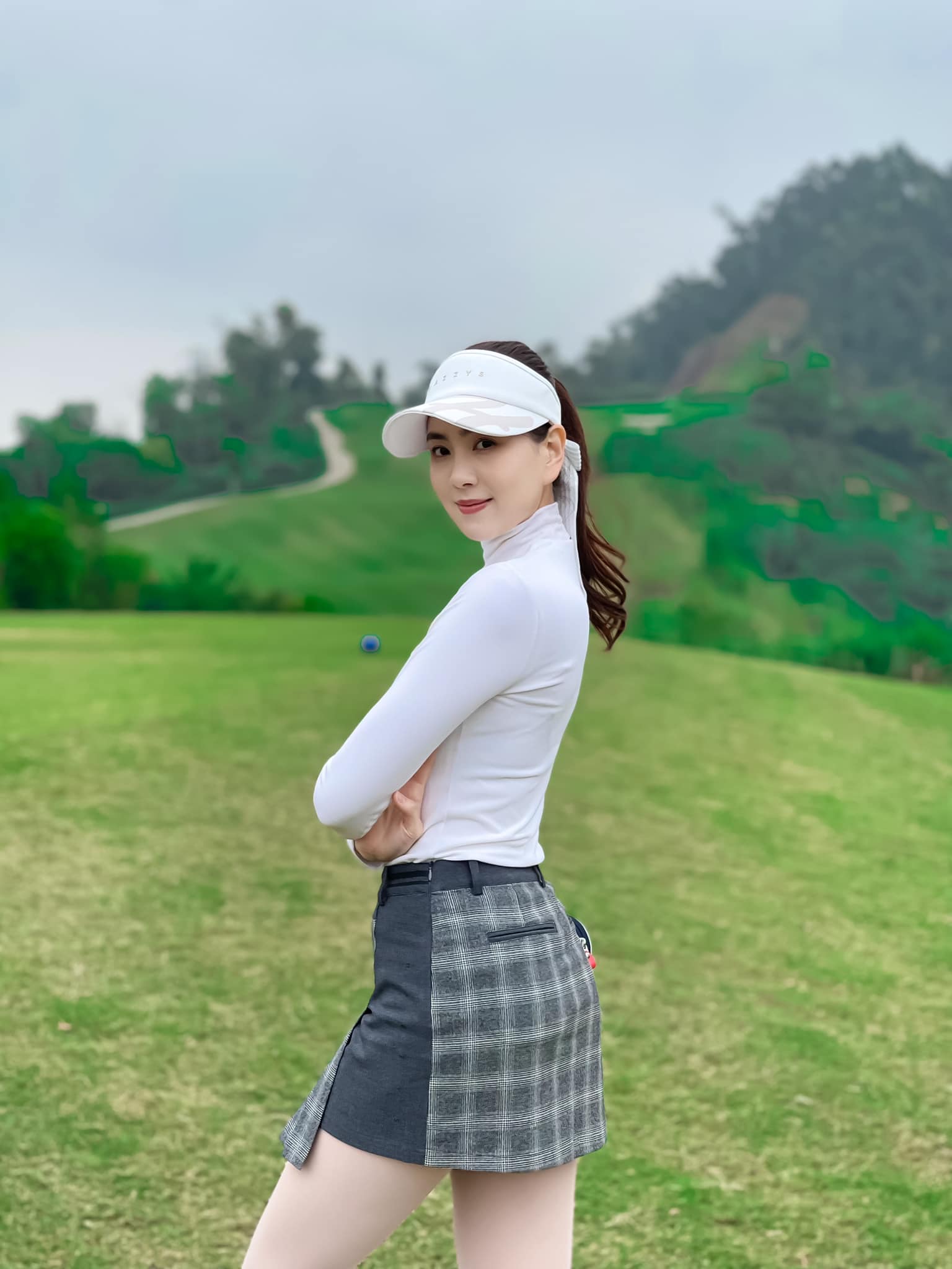 MC Mai Ngọc là người yêu thích thể thao. Cô tập đa dạng các môn và trong đó có golf. Khi đến sân golf người đẹp cũng rất chú trọng đến vấn đề phục trang.