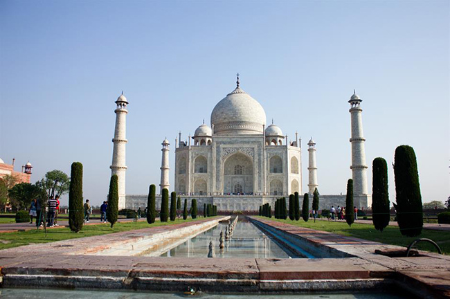 Đền Taj Mahal của Ấn Độ được xây dựng từ năm 1631 đến năm 1648, để tưởng nhớ người vợ của hoàng đế Mughal Shah Jahan. Từng có màu trắng rực rỡ, nhưng giờ đây nó đã mất dần độ sáng bóng.
