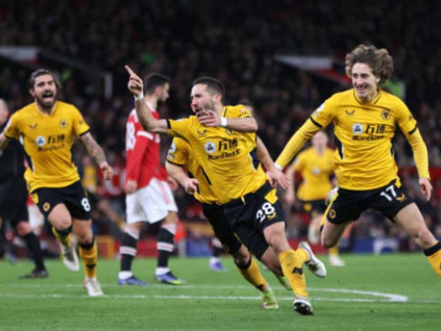 Wolves lập một loạt dấu ấn tại Old Trafford