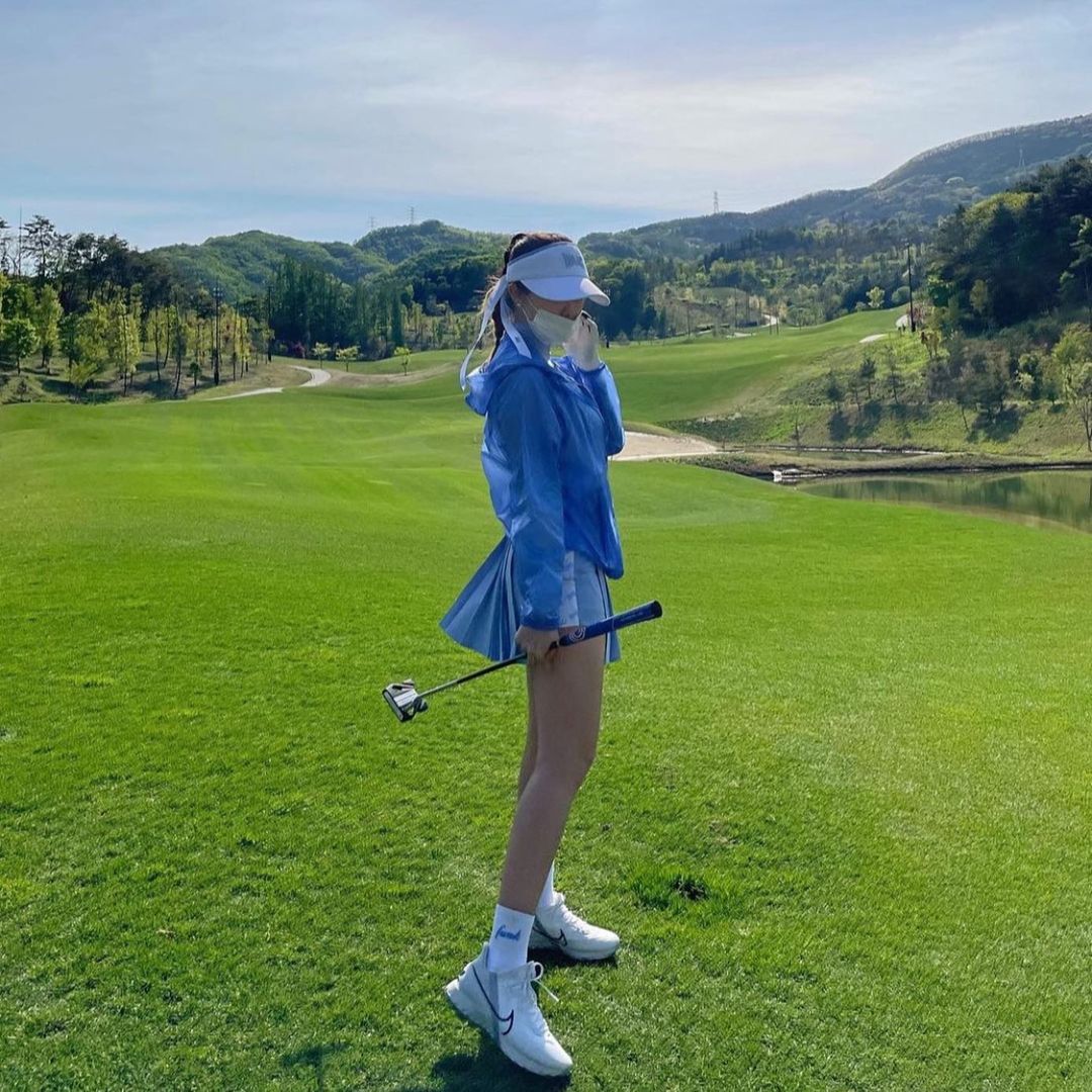 Hyomin chia sẻ hình ảnh đi chơi golf trên trang cá nhân.