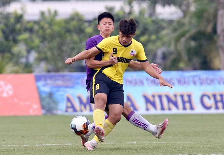 Tiền đạo Nguyễn Quốc Việt (áo vàng) đã ẵm "hat-trick" danh hiệu "Vua phá lưới" ở các giải trẻ quốc gia&nbsp;