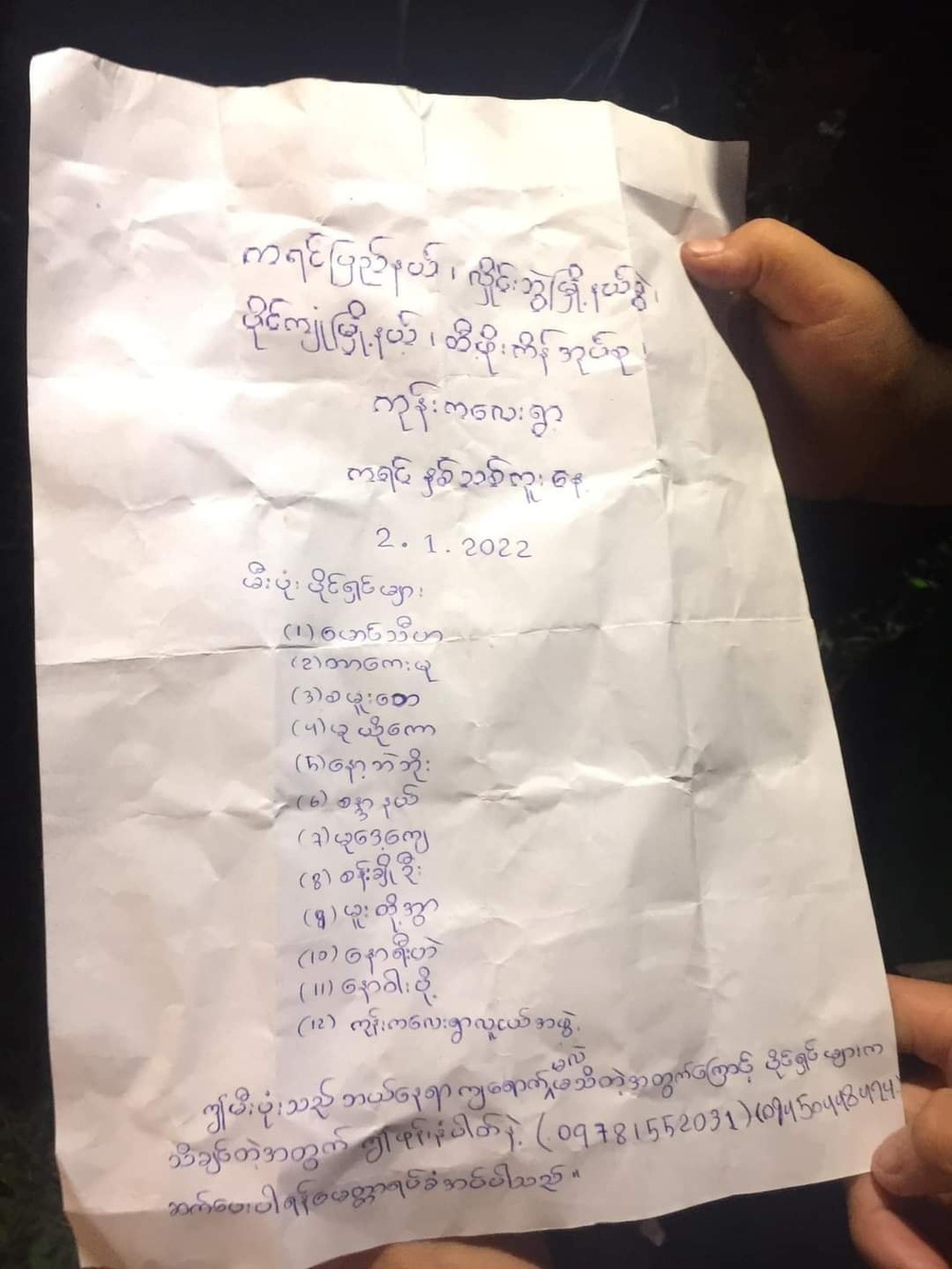 Tờ giấy viết đầy chữ nước ngoài, được cho là chữ Myanmar được tìm thấy trong “vật thể lạ”. Ảnh Facebook