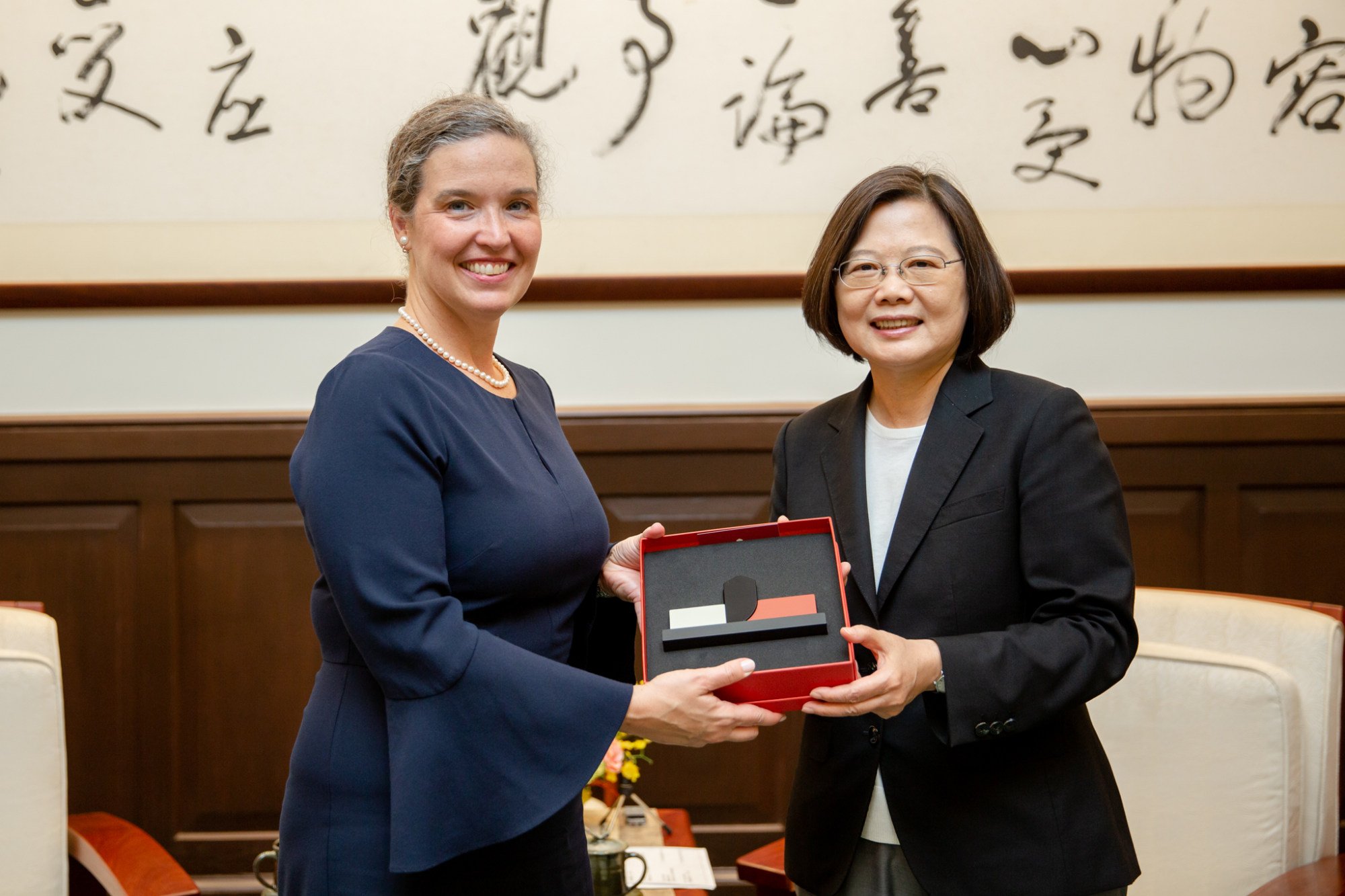 Lãnh đạo Đài Loan Thái Anh Văn (phải) gặp gỡ&nbsp;Sandra Oudkirk, Giám đốc Viện Mỹ ở Đài Loan.