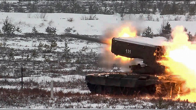 Mỗi tổ hợp TOS-1 có thể phóng loạt 24 đạn rocket.