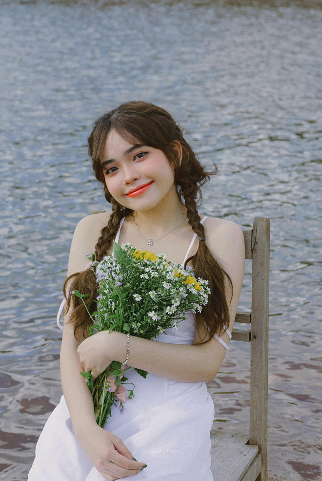 Nữ sinh Đại học Văn Hiến sở hữu nhan sắc ngọt ngào khiến cộng đồng mạng xao xuyến - hình ảnh 1