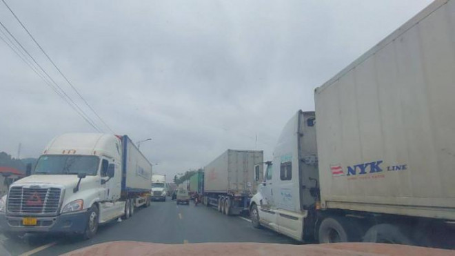 Vẫn gần 2.300 xe tải tắc ở cửa khẩu Lạng Sơn, lái xe được hỗ trợ thêm gì? - hình ảnh 2