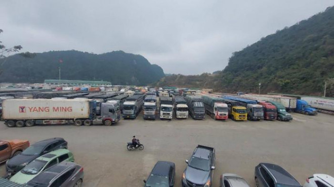 Vẫn gần 2.300 xe tải tắc ở cửa khẩu Lạng Sơn, lái xe được hỗ trợ thêm gì? - hình ảnh 1