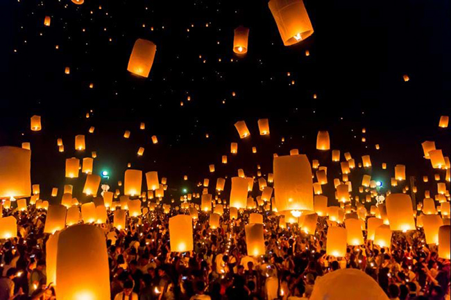 Chiang Mai, Thái Lan: Hãy đến và trải nghiệm cảnh tượng hấp dẫn này khi hàng nghìn du khách và người dân địa phương tụ tập trên bờ sông Mae Ping để thắp sáng những chiếc đèn lồng bằng giấy, tượng trưng cho hy vọng và sự đổi mới trong năm tới. 
