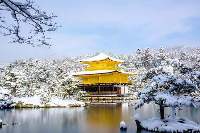 Kyoto, Nhật Bản: Để có trải nghiệm truyền thống thực sự, hãy cùng người dân địa phương tổ chức lễ "Hatsumode", một phong tục hằng năm quan trọng được tổ chức tại các ngôi đền của thành phố, nơi các gia đình tụ tập để lắng nghe tiếng chuông chùa&nbsp;đầu tiên của năm.
