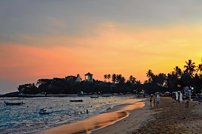 Unawatuna, Sri Lanka: Tiệc tùng trên bãi biển ở Sri Lanka khiến du khách&nbsp;cảm thấy thực sự thú vị, nhất là vào dịp đón năm mới. Trên bãi biển tuyệt đẹp, hãy chuẩn bị những bộ quần áo sặc sỡ, gậy phát sáng và đặt một chiếc bàn trên cát để đón chào màn pháo hoa lúc nửa đêm.
