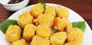 Đậu lướt ván có người lăn qua bột bắp (hoặc bột chiên giòn) rồi mới cho vào chảo dầu sôi. Ảnh minh họa.