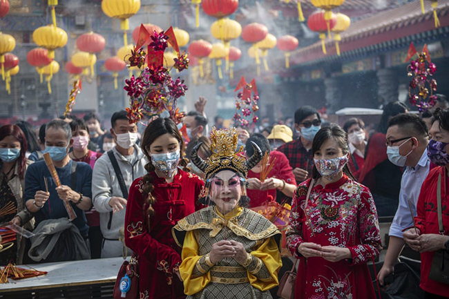 Hồng Kông: Sau thời điểm Giao thừa, dòng người đổ ra đường đón xuân và đi lễ chùa hoặc &nbsp;thắp nhang&nbsp;cầu nguyện ở đền Wong Tai Sin.
