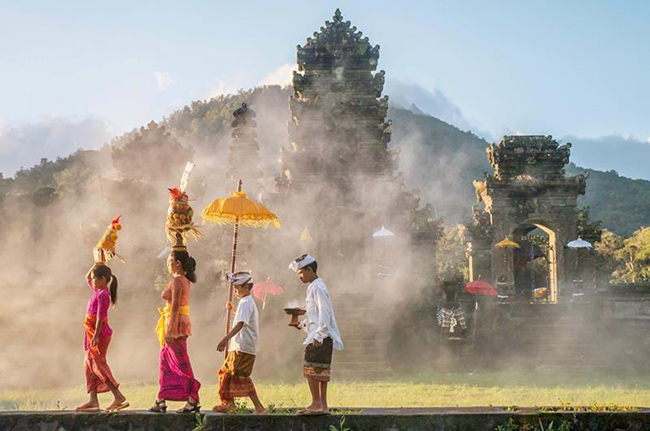 Ubud, Bali: Du khách có thể đến con phố chính, nơi tổ chức&nbsp;bữa tiệc ánh sáng cổ tích và những buổi độc tấu ca múa nhạc trầm bổng vào đêm Giao thừa. Hoặc tránh xa đám đông để tới&nbsp;các thác nước đẹp như tranh vẽ, ruộng bậc thang và đường đi bộ quanh thị trấn, nơi vắng vẻ hơn vào các đêm tiệc tùng.
