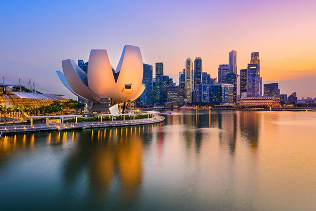 Singapore: Singapore là một điểm đến thực sự thú vị, thành phố này có các tiết mục chào năm mới ấn tượng tại cầu Esplanade và Padang. Nếu bạn muốn có một trải nghiệm ngoạn mục hơn, hãy lên vòng đu quay cao nhất thế giới - Singapore Flyer để xem lễ hội nhộn nhịp đang diễn ra bên dưới. 

