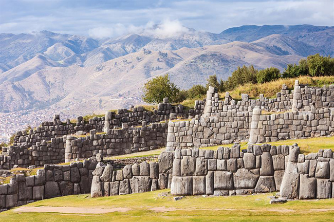 Sacsayhuamán, Peru: Trên dãy Andes của Peru, phía bắc Cusco nơi từng là thủ đô của Đế chế Inca vẫn còn lại những tàn tích Sacsayhuamán bí ẩn. Một hình ghép từ những tảng đá khổng lồ, được cắt chính xác, tạo nên những bức tường không có vữa của pháo đài Inca. 
