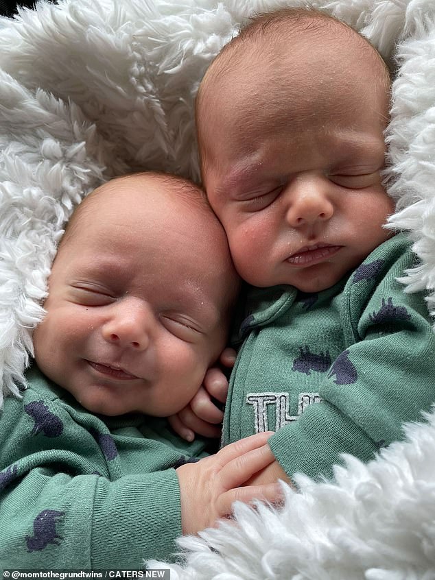 Cặp song sinh Lennox và Lane không thể ngủ mà không có nhau