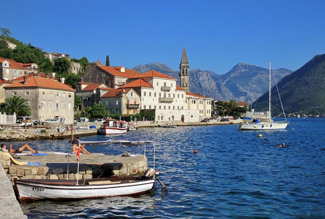 12. Perast, Montenegro

Bằng cách nào đó “viên ngọc” này không được nhiều người chú ý tới, mặc dù khung cảnh ở đây rất bình dị, không khí trong lành, mọi thứ đều được bảo tồn rất tốt. Thị trấn ven biển này là nơi hoàn hảo để tách biệt với không khí náo nhiệt, ồn ào của thành thị.
