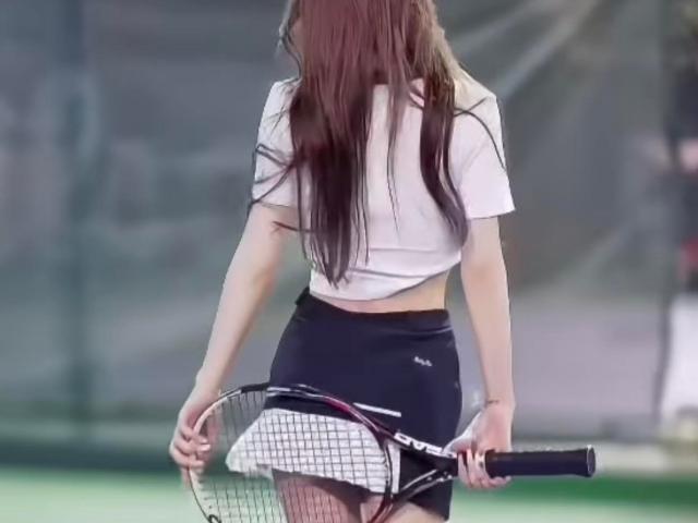 Thời trang - Cô nàng diện chân váy mini chơi tennis, để lộ đôi chân dài ấn tượng