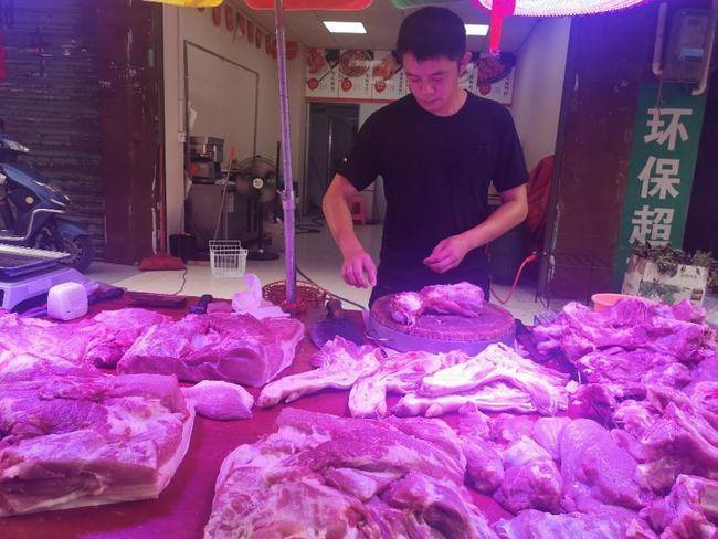 Tốt nghiệp loại ưu khoa luật đại học danh tiếng, cuối cùng chàng trai quyết định về quê bán thịt lợn.