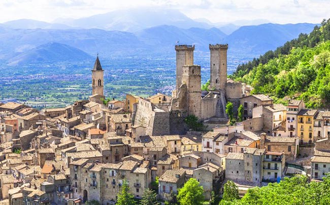 2. Pacentro, Ý

Ngôi làng này nằm trên các đỉnh đồi của Ý ở vùng Abruzzo, có từ thời Trung cổ nhưng được bảo tồn rất tốt. Đây cũng là địa điểm được đề cử trong danh sách “Những ngôi làng đẹp nhất nước Ý”. Những con đường quanh co, ngôi nhà bằng đá sẽ mang tới một trải nghiệm không thể nào quên cho bạn.

