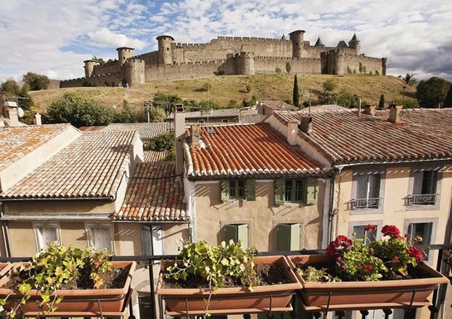 3. Carcassonne, Pháp

Bạn sẽ tìm thấy viên ngọc này nằm ở khu vực tuyệt đẹp của Aude, miền nam nước Pháp.&nbsp;Toàn bộ thị trấn nằm bên trong một bức tường lâu đài có từ thời Trung cổ, với một mê cung đường phố hấp dẫn.&nbsp;Thị trấn được bao quanh bởi những vườn nho, có những nhà hàng nằm trong các góc khuất để du khách tận hưởng các món ăn và đồ uống chính thống của Pháp.
