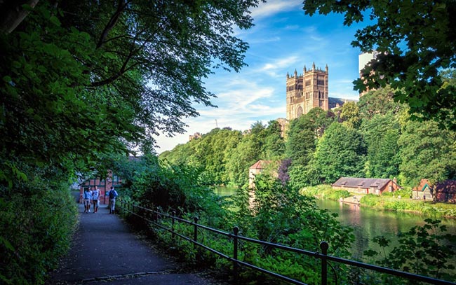 4. Durham, Anh

Thành phố đại học này có bề dày lịch sử rất lớn, nằm phía đông bắc nước Anh. Tại đây, có nhiều lâu đài và các quán trà cổ kính. Đây cũng là nơi ghi hình bộ phim Harry Potter.
