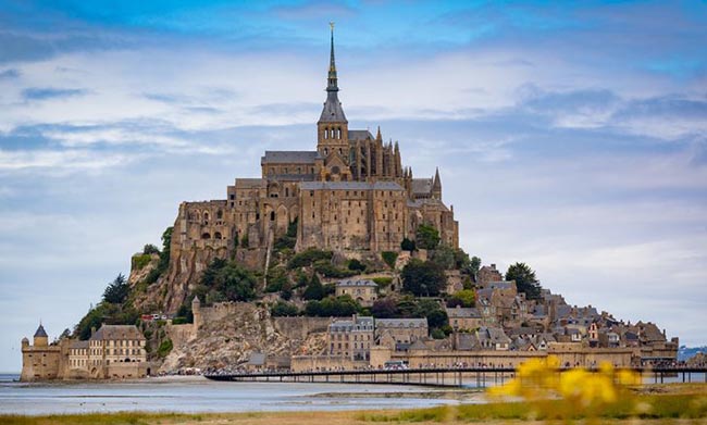 6. Le Mont-Saint-Michel, Pháp

Người ta gọi nơi này là hòn đảo tu viện, cách bờ 2km, được với nhau bằng một cây cầu. Nơi này là một trong những bí mật được giữ kín tốt nhất của Pháp. Khi leo lên tới đỉnh dốc tu viện, bạn sẽ thấy toàn cảnh từ trên cao rất đẹp.
