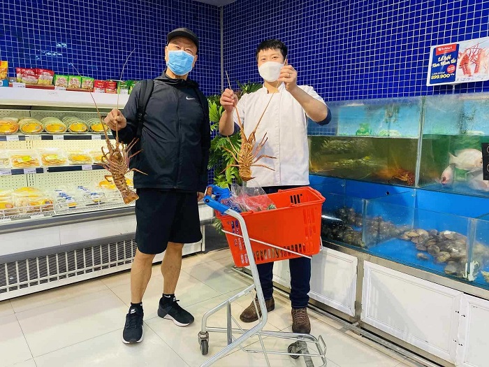 Nhiều người rất hào hứng khi được thưởng thức tôm hùm Úc với giá "siêu rẻ".