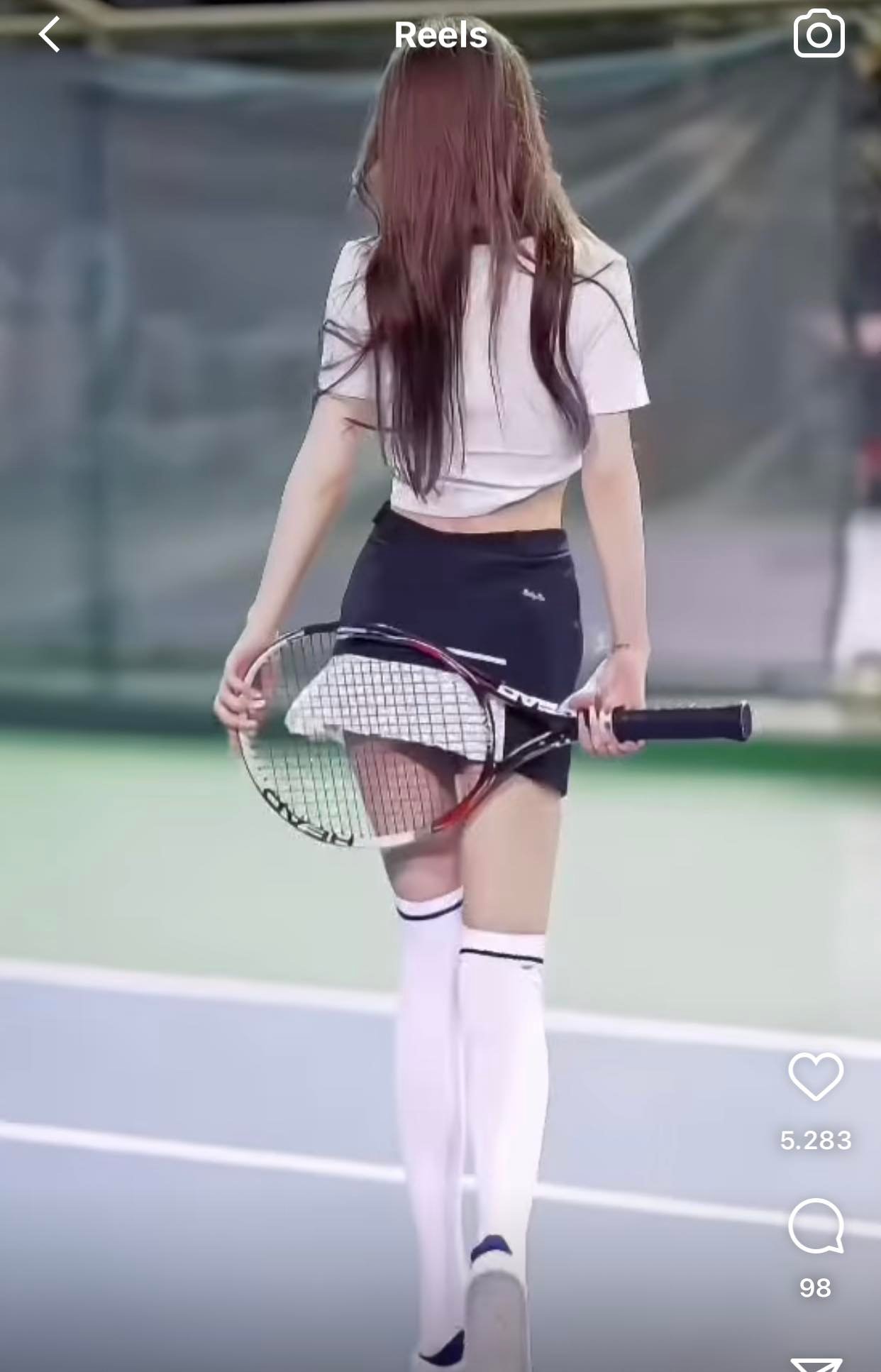 Cô gái diện outfit bắt mắt trên sân tennis, khoe khéo đôi chân dài gấp rưỡi người thường.