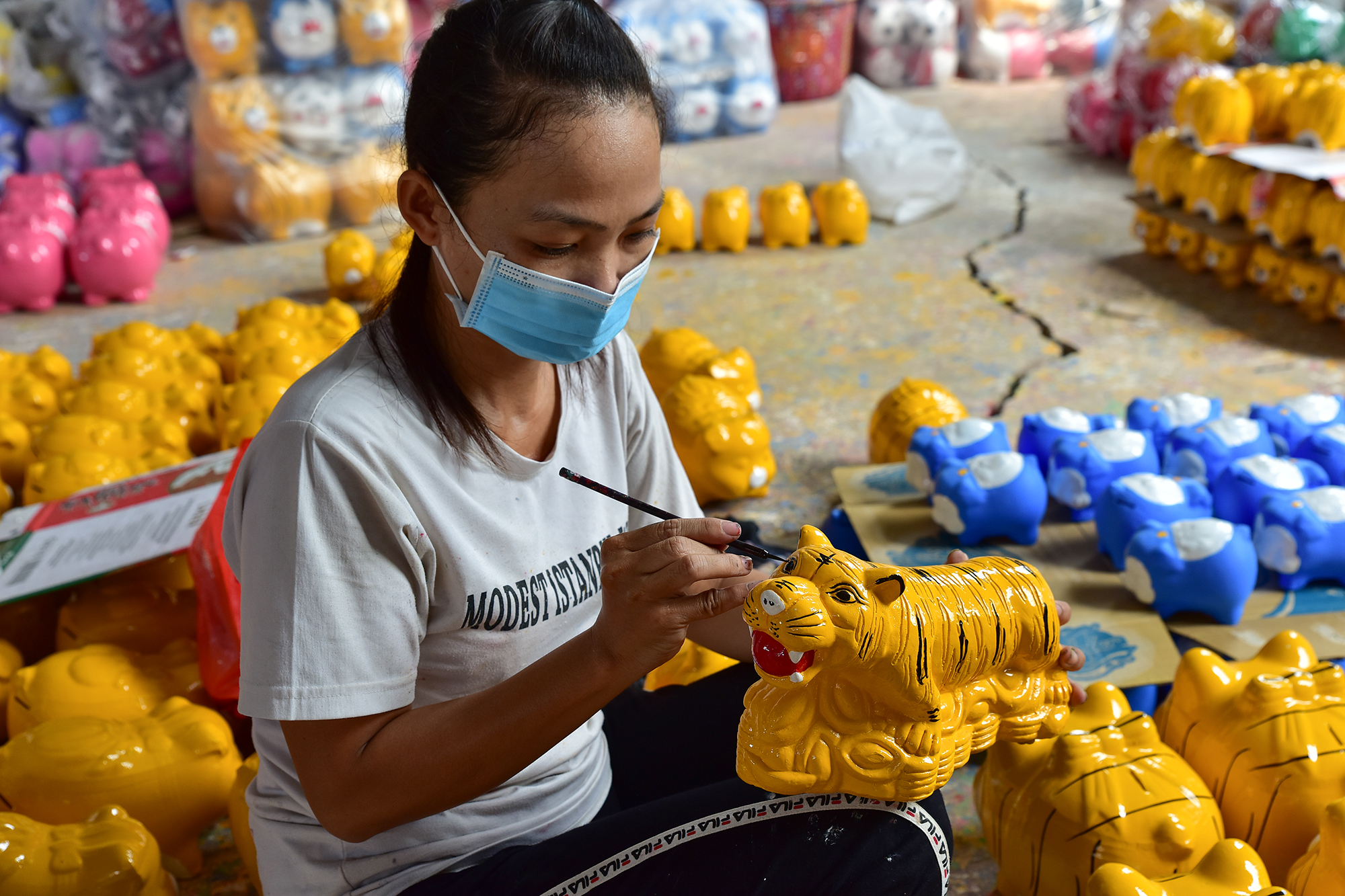 Hổ đất được các nghệ nhân trang trí thành hổ vàng khi phần lớn bề mặt được phủ màu vàng, vừa là màu đặc trưng của con vật vừa mang ý nghĩa may mắn, tài lộc cho năm mới.