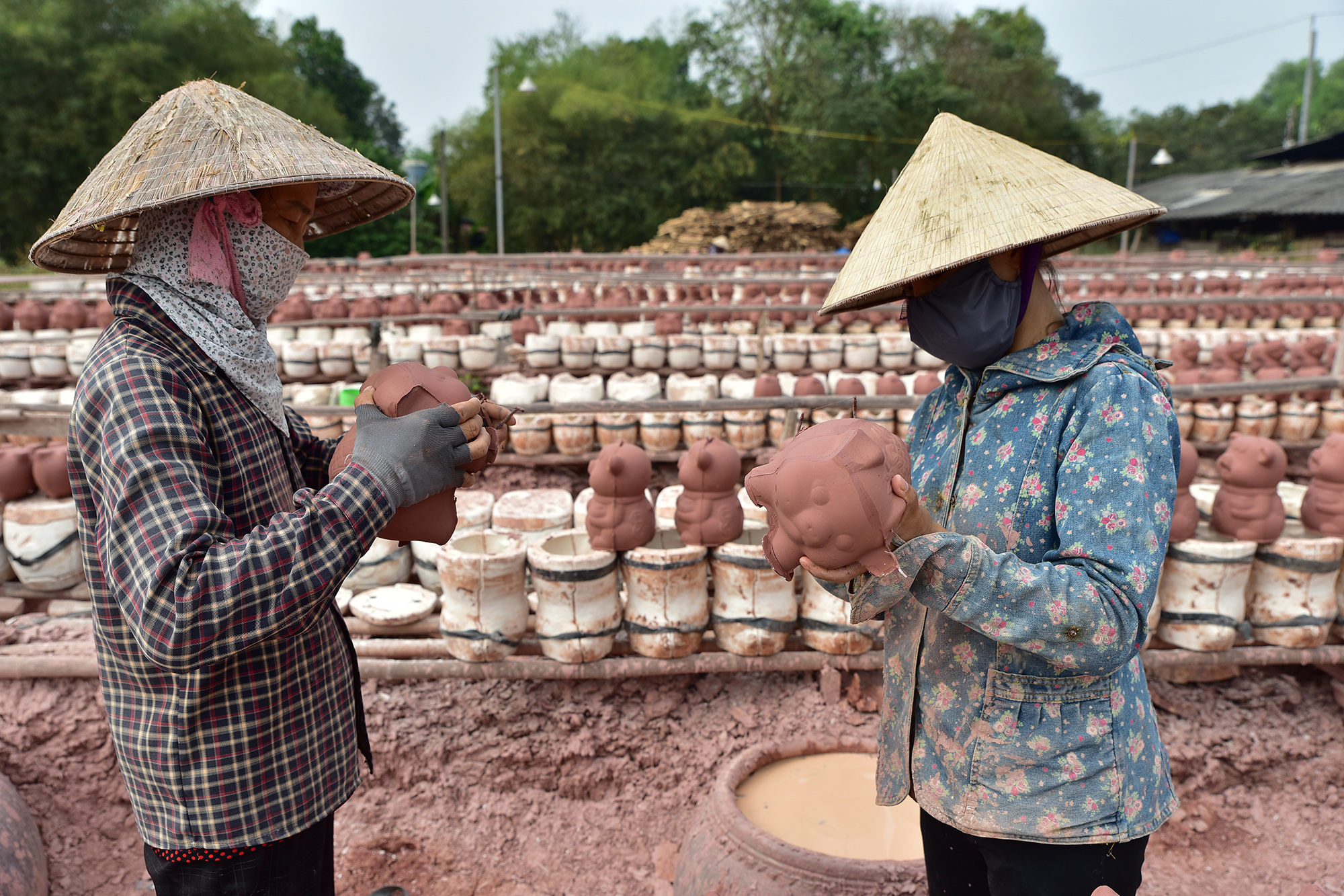 Không khí lao động rất nhộn nhịp, khắp các lò của xóm “heo đất”. Sau khi gỡ khuôn khoảng 1 tiếng, những con heo đất khô dần, quá trình khuôn đổ để lại những ba ria, công nhận cạo đi những viền đất thừa này cho hình dáng được trơn tru, mịn màn hơn. Các công nhân cho biết, trung bình mỗi ngày một người cạo ba ria được khoảng 400 - 500 con.