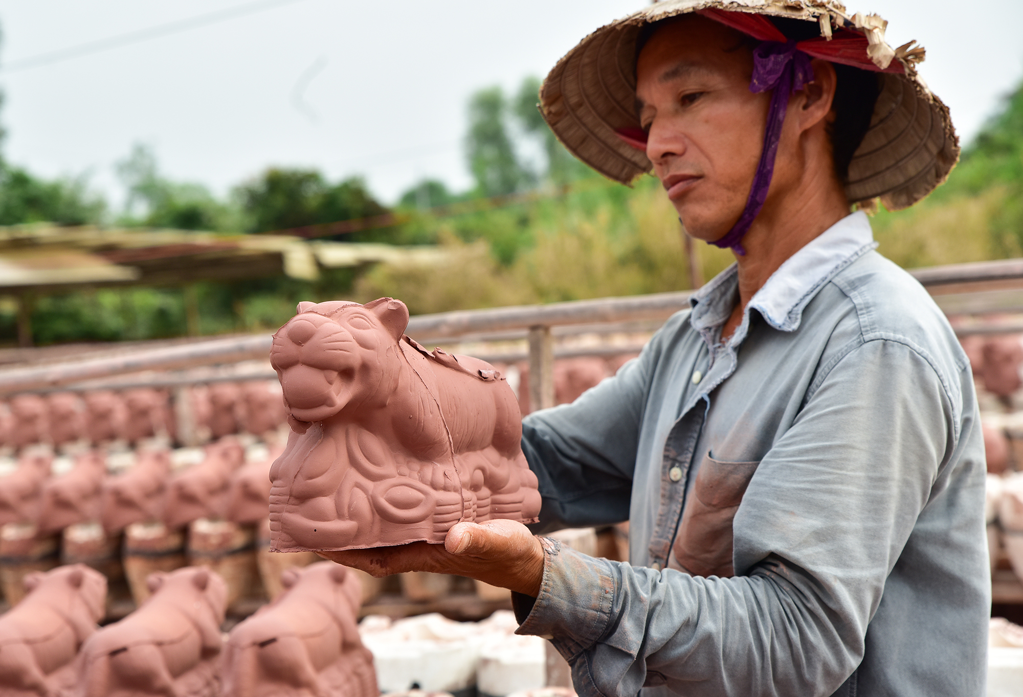 Hổ được tạo hình đang bước đi trên những thỏi bạc, xấp tiền xu, miệng ngậm ngọc mang ý nghĩa tài lộc năm Nhâm Dần. Phía sau hổ được khoét sẵn lổ nhỏ để người dùng “giữ của”.