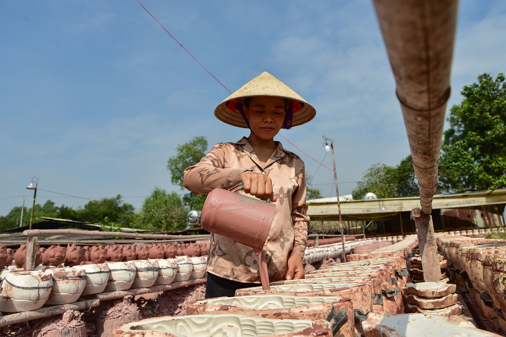 Chủ xưởng cho biết, thời điểm dịch COVID-19 bùng phát xưởng phải ngưng sản xuất, 2 tháng nay mới hoạt động trở lại để cung cấp hàng cho các mối. Mặc dù ảnh hưởng của dịch bệnh nhưng hiện lò đã có mối đặt sẵn nên chỉ lo thiếu người làm chứ không lo mối tiêu thụ.