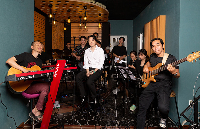 Trịnh Thăng Bình tập cùng ban nhạc chuẩn bị cho liveshow kỷ niệm 10 năm ca hát