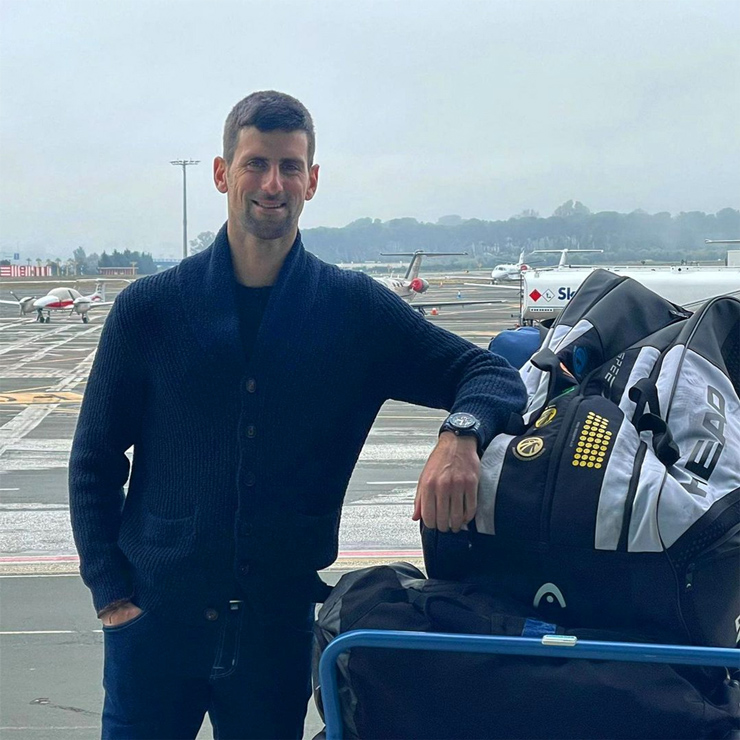 Djokovic xuất hiện tại sân bay&nbsp;Melbourne, Australia