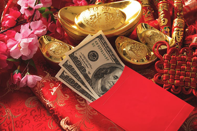 Trẻ em được nhận lì xì: Khác với các nước phương Tây, trẻ em được nhận quà bằng hiện vật thì trong dịp Tết, trẻ em ở Trung Quốc được nhận phong bao lì xì đỏ,  bên trong có một món tiền không quá lớn.
