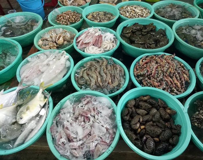 Các khu chợ ngập tràn các loại hải sản với giá rẻ hơn mọi năm.