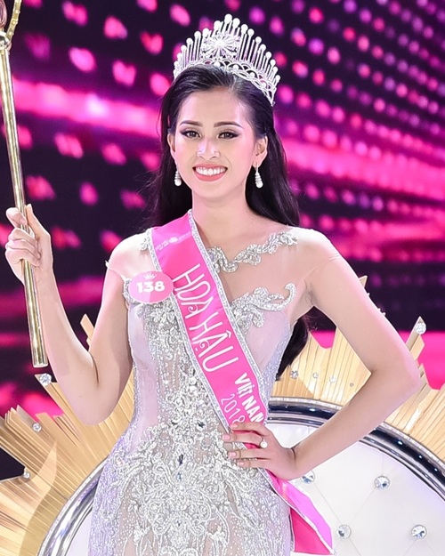 Hoa hậu 10x gốc Quảng Nam ngày càng táo bạo với gu mặc &#34;thả vòng 1&#34; tự do - hình ảnh 2