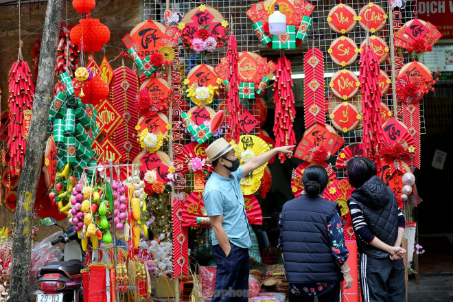 Đèn lồng, bao lì xì, câu đối đỏ... là những mặt hàng được nhiều người tiêu dùng quan tâm mua sắm nhất trong dịp này.