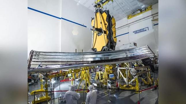 Các kỹ sư đã lắp đặt thành công tấm chắn nắng 5 lớp cho kính viễn vọng không gian James Webb ngày 4/1.