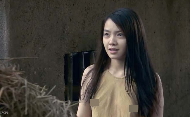 Yếm &#34;không phòng hộ&#34;, đồ ngủ mỏng trong phim Việt dễ gây mất tập trung vì quá gợi cảm - hình ảnh 4