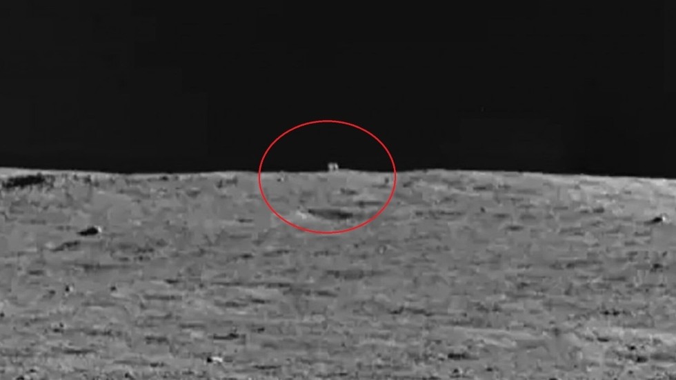 Bức ảnh “thiên cung Hằng Nga” chụp ở vùng tối của Mặt trăng từng gây xôn xao dư luận quốc tế (ảnh: RT)