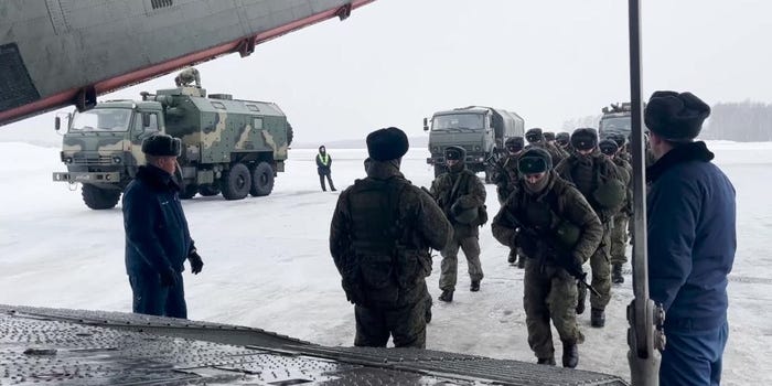 Binh sĩ Nga lên máy bay quân sự tới Kazakhstan.
