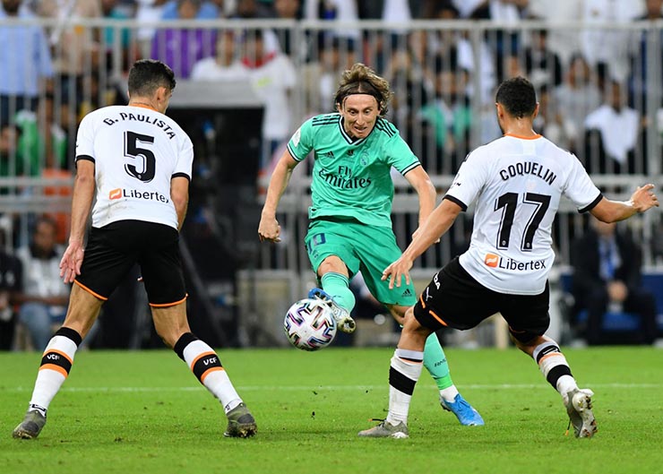 Modric (áo xanh) được kỳ vọng tiếp tục tỏa sáng cho Real Madrid